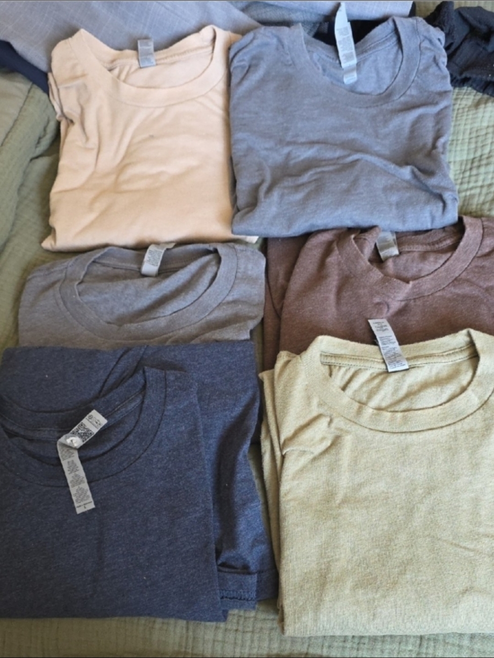 Mixed Crew Neck T-Shirt Lot in Assorted Colors - Picture 2 of 3